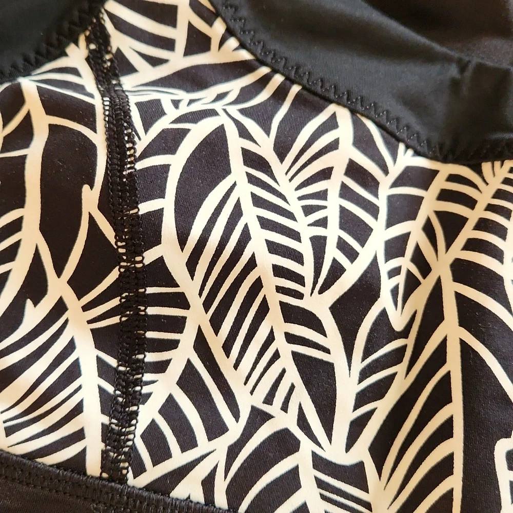 LuLulemon black and white womans tank top size 6